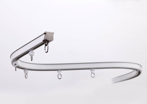 Un bon prix. S plient les rails de rideau Bendable blancs et la couleur noire En ligne